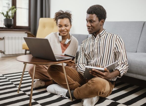 afro-americains-travaillant-dans-un-endroit-moderne