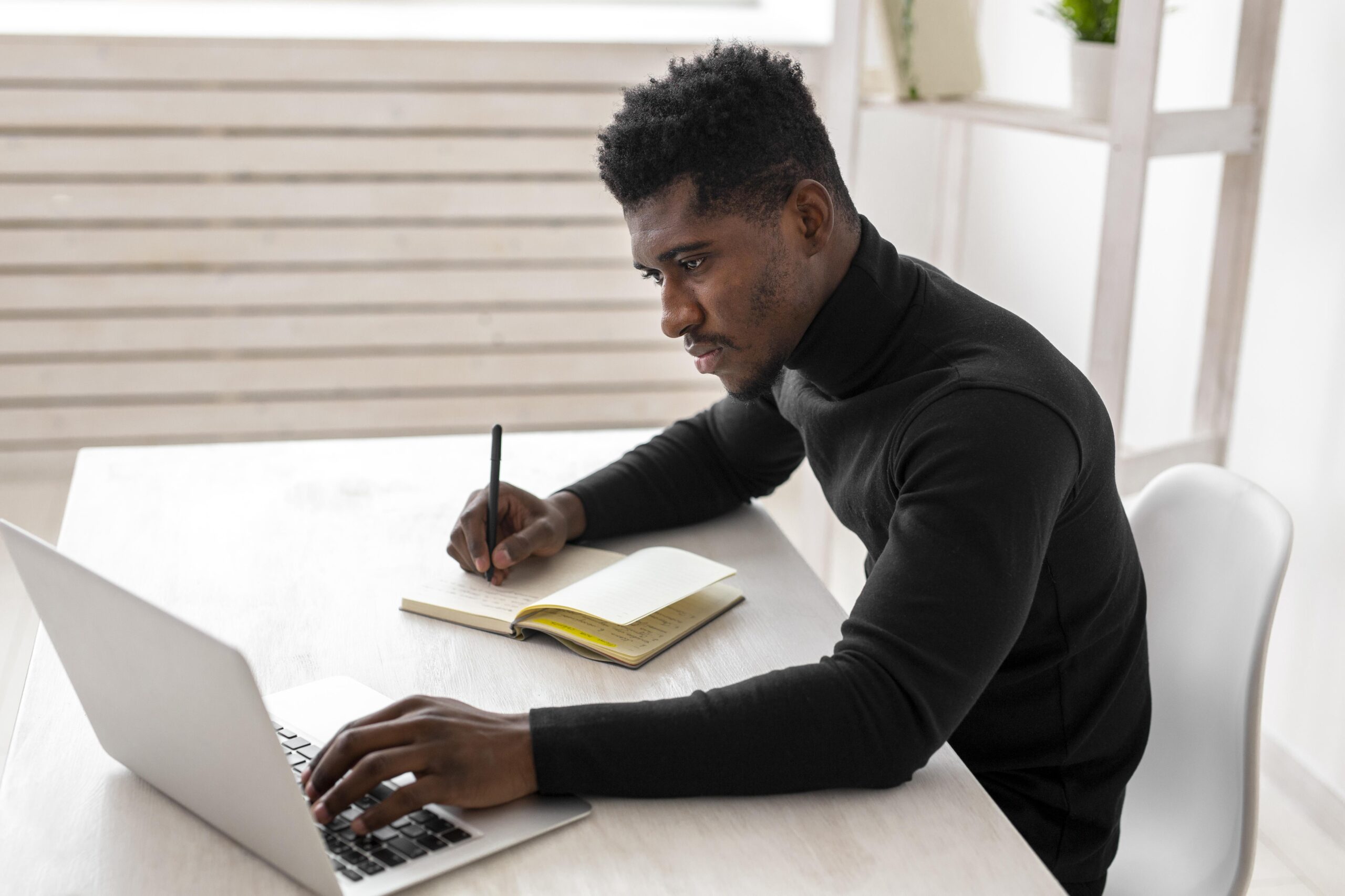 homme-d-affaires-a-son-bureau-occupe