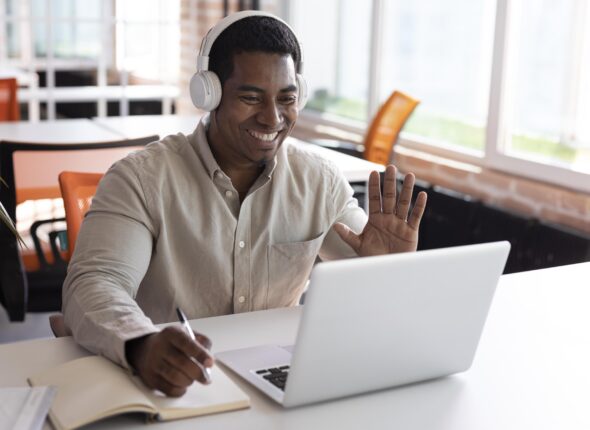 homme-de-coup-moyen-forme-un-ordinateur-portable