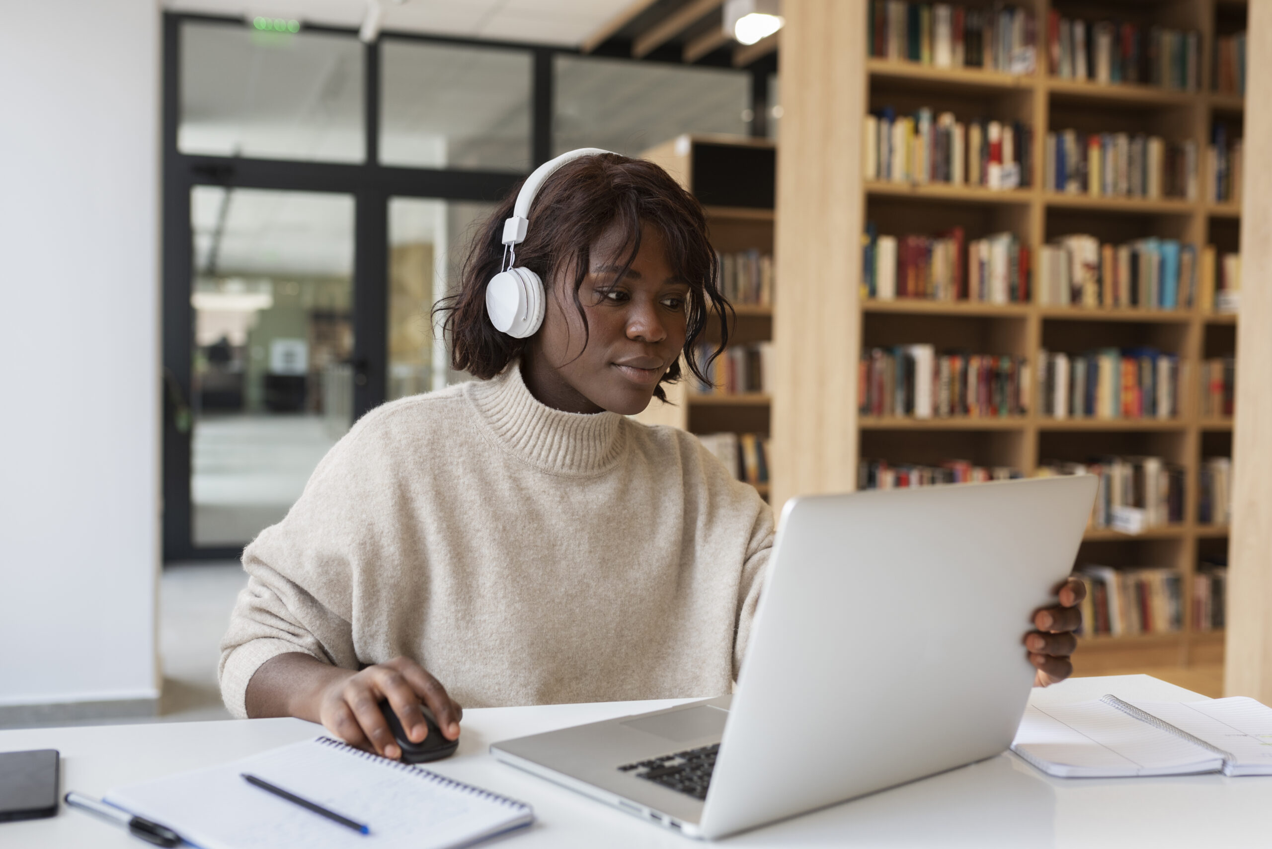 jeune-etudiant-apprenant-dans-la-bibliotheque